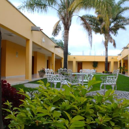 Hotel Real De Cortes Лос-Рейес Экстерьер фото