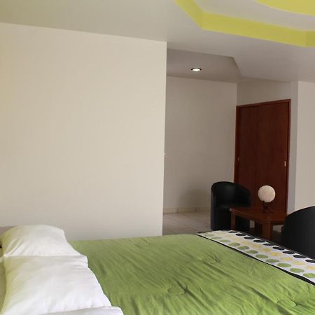 Hotel Real De Cortes Лос-Рейес Экстерьер фото