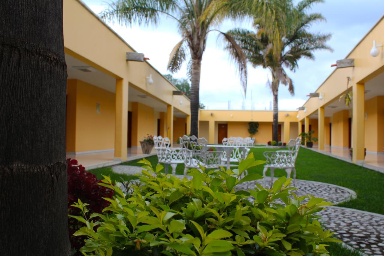Hotel Real De Cortes Лос-Рейес Экстерьер фото